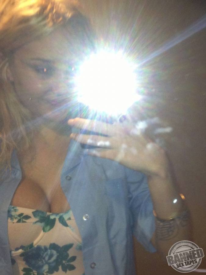 Blonde girl selfie flash nude-porn archive