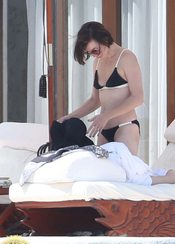 Milla Jovovich Nude Pictures