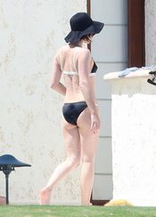 Milla Jovovich Nude Pictures