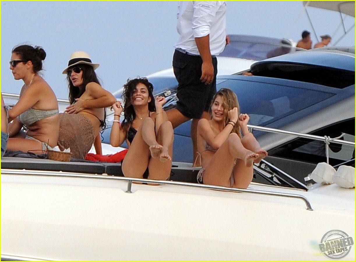 Vanessa Hudgens Fully Naked Pictures 15